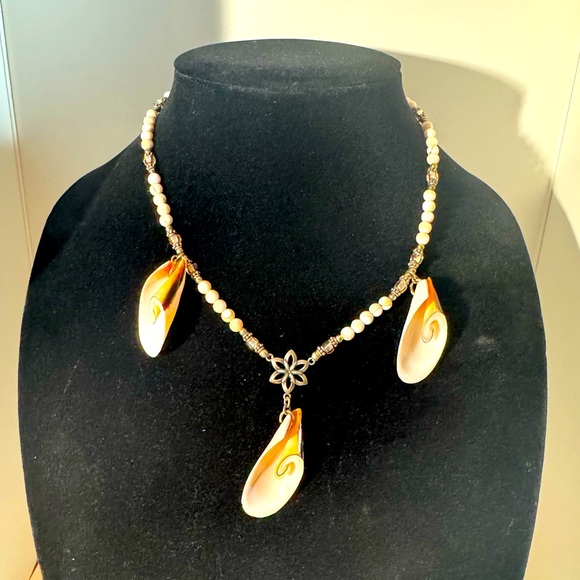 Gorgeous 16” Seashell Necklace with Clear, white and silver beads. (D-N) - Picture 1 of 6